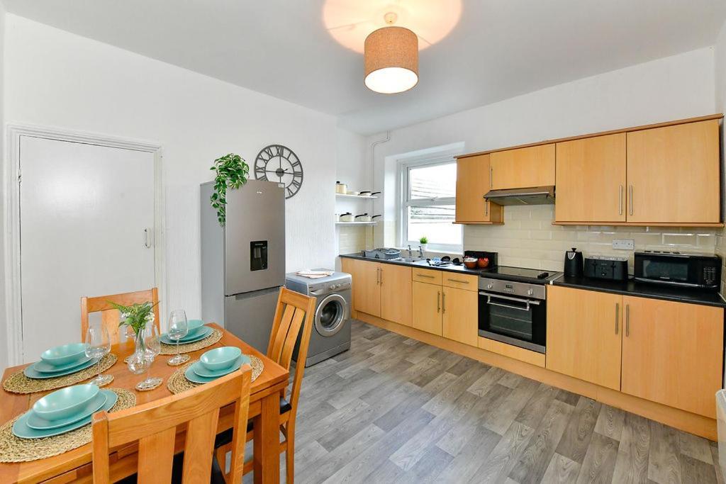 Spacious 2 Bedroom Apartment In The Heart Mumbles Exterior foto
